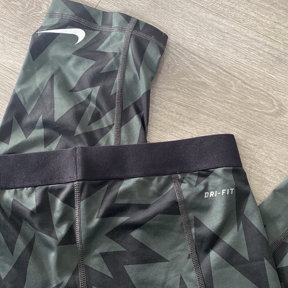 Nike workout capris - Picture 2 of 2